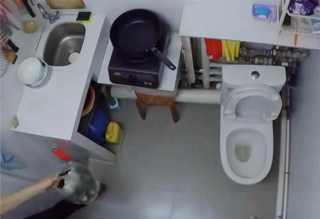 Mẹ đơn thân cùng con gái sống trong hộp diêm 5m: Bếp ngay cạnh bồn cầu, vẫn cố vun vén thành mái ấm - Hình 3