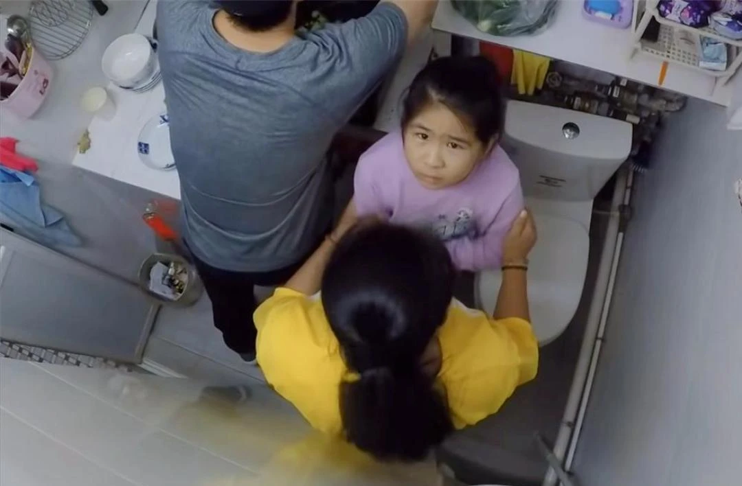 Mẹ đơn thân cùng con gái sống trong hộp diêm 5m: Bếp ngay cạnh bồn cầu, vẫn cố vun vén thành mái ấm - Hình 7