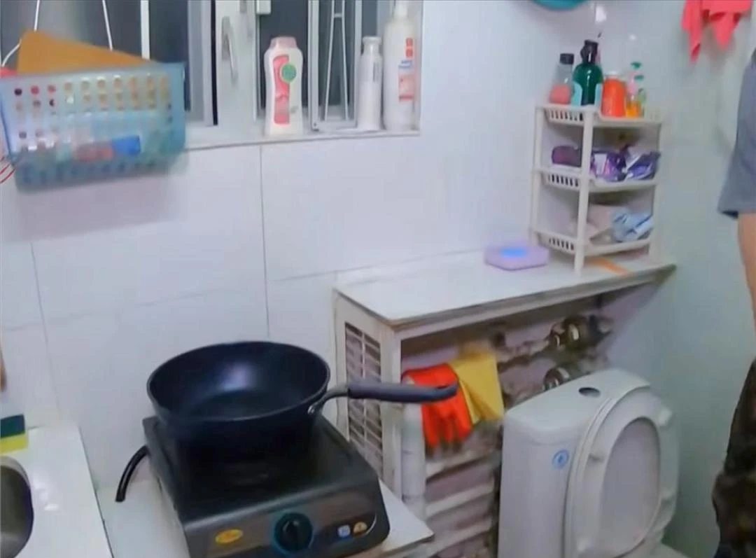 Mẹ đơn thân cùng con gái sống trong hộp diêm 5m: Bếp ngay cạnh bồn cầu, vẫn cố vun vén thành mái ấm - Hình 6