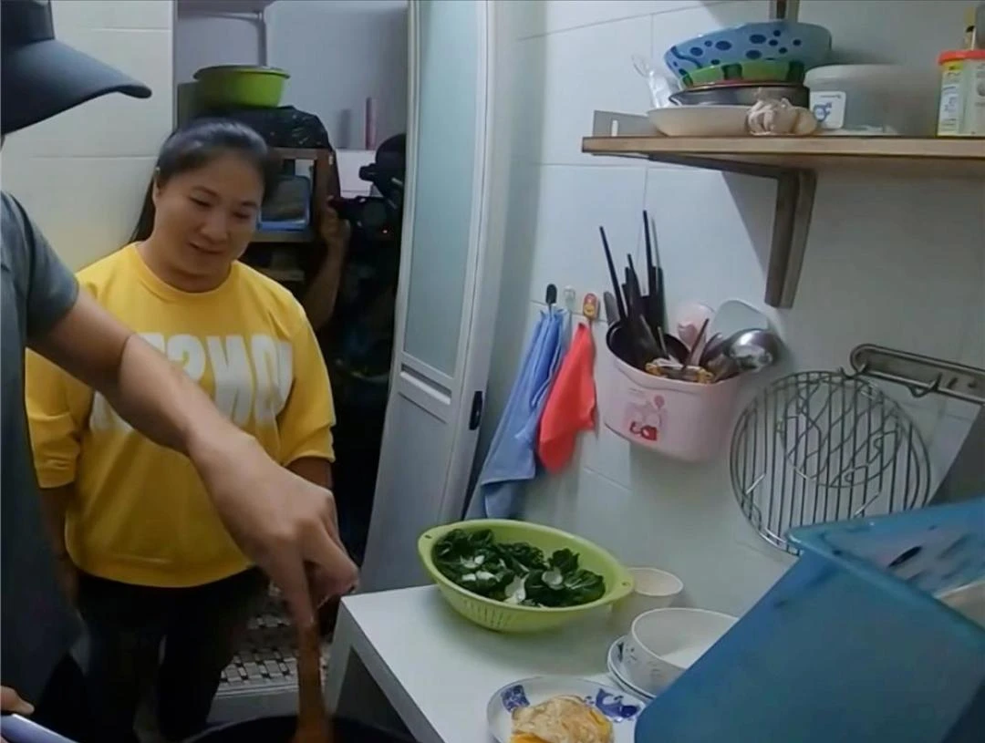 Mẹ đơn thân cùng con gái sống trong hộp diêm 5m: Bếp ngay cạnh bồn cầu, vẫn cố vun vén thành mái ấm - Hình 8