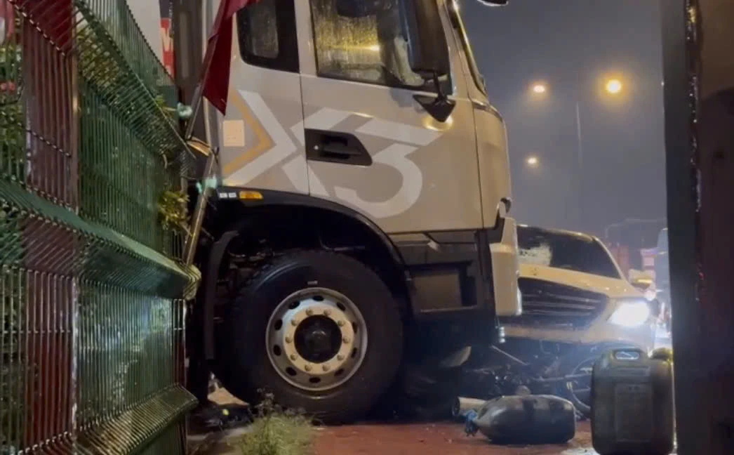 Mercedes tông liên hoàn 6 xe máy, 3 ô tô ở TPHCM, người đàn ông tử vong tại chỗ - Hình 2