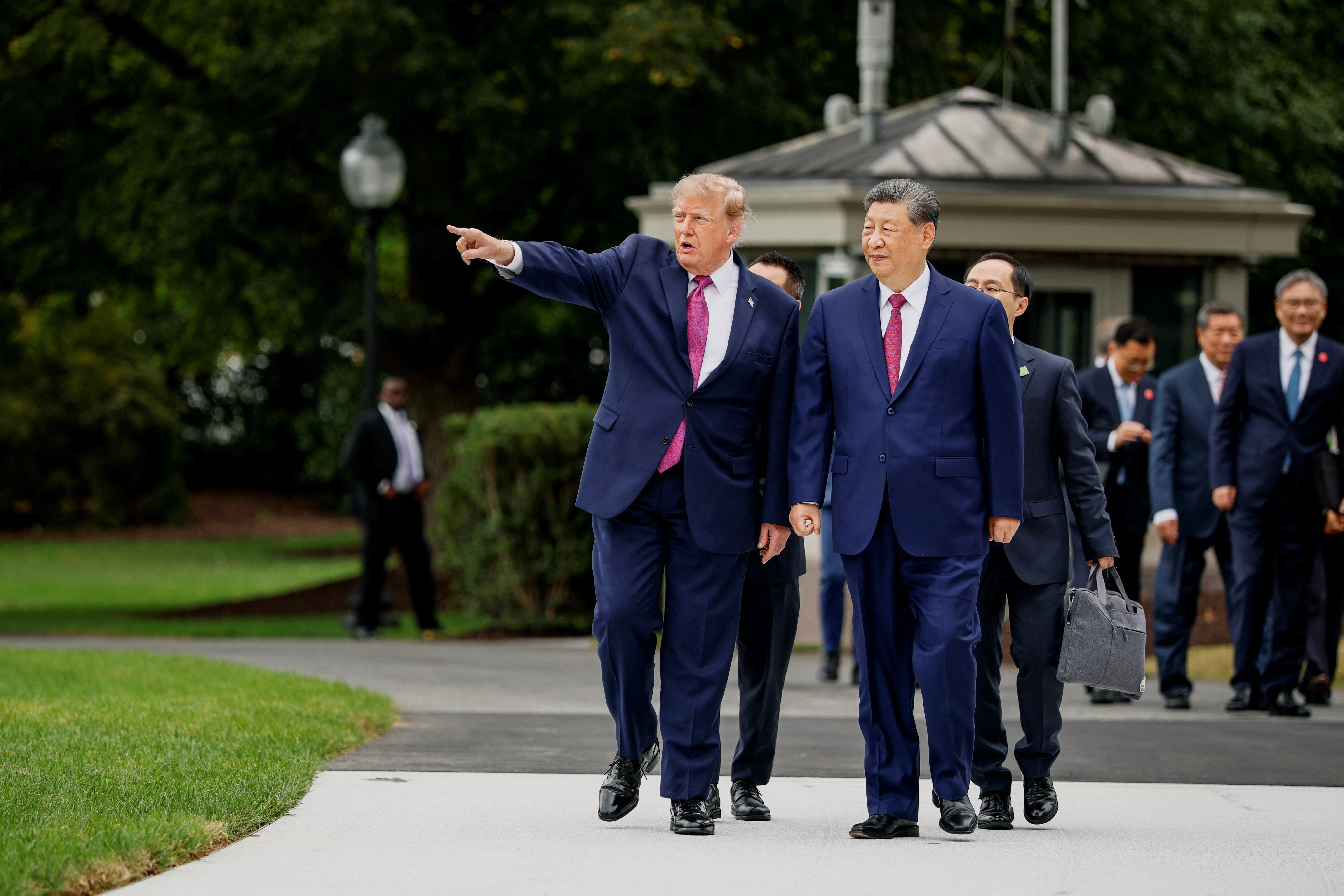 Ông Trump đưa ông Tập thăm bãi đáp trực thăng mới ở Nhà Trắng - Hình 1