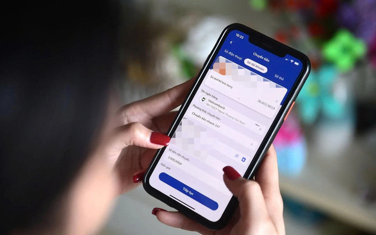 Tôi phát hiện mỗi tháng con trai đều bí mật gửi tiền cho một người phụ nữ, nhưng biết danh tính rồi tôi lại thấy khó xử với con dâu - Hình 1