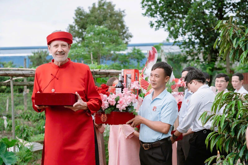 Chú rể 64 tuổi bay nửa vòng trái đất từ Mỹ về Đắk Lắk cưới vợ kém 21 tuổi - Hình 3