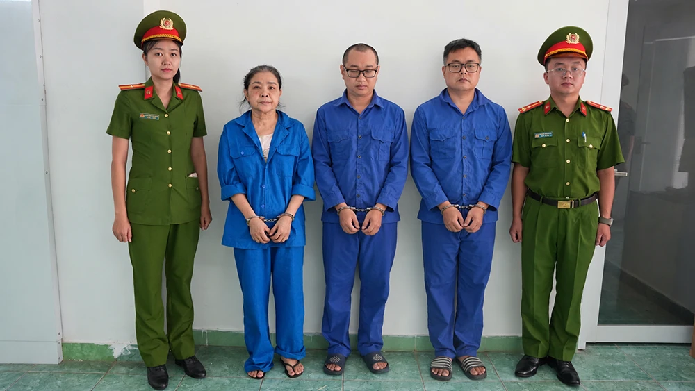 Công an TPHCM khởi tố, bắt 3 đối tượng in lậu 21.000 quyển sách - Hình 1