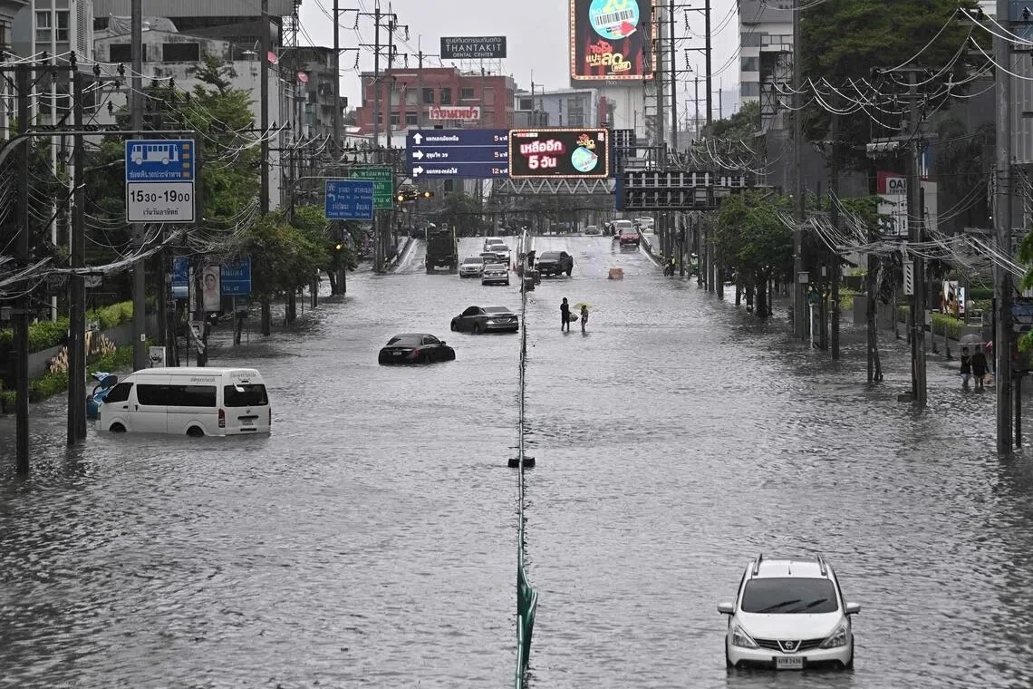 Đường phố hóa sông, Bangkok ban bố tình trạng thảm họa - Hình 1