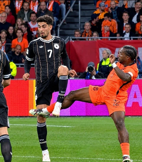 Havertz dính chấn thương sau pha va chạm với em trai đồng đội - Hình 1