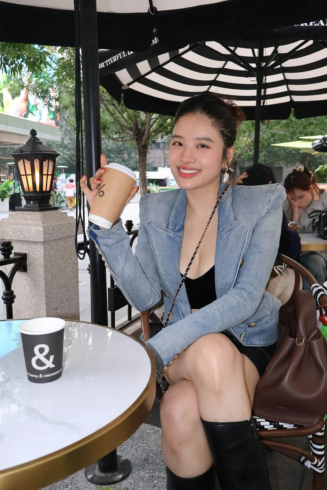 Hoa hậu Mai Phương Thúy giản dị ra phố, ca sĩ Mỹ Tâm ẩn ý - Hình 9