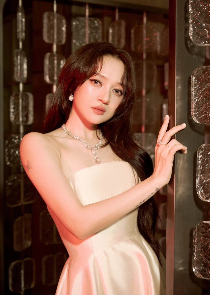 Mẹ đơn thân Vbiz vừa là Chị Đẹp vừa là Em Xinh, hát ballad lên top 1 cả nước - Hình 2