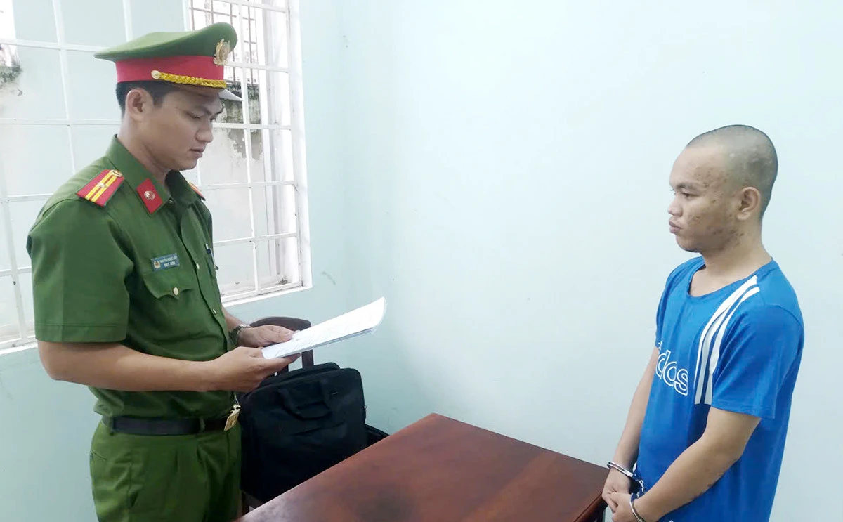 Nam thanh niên tăng ga xe máy bỏ chạy, tông trọng thương thiếu tá công an - Hình 1
