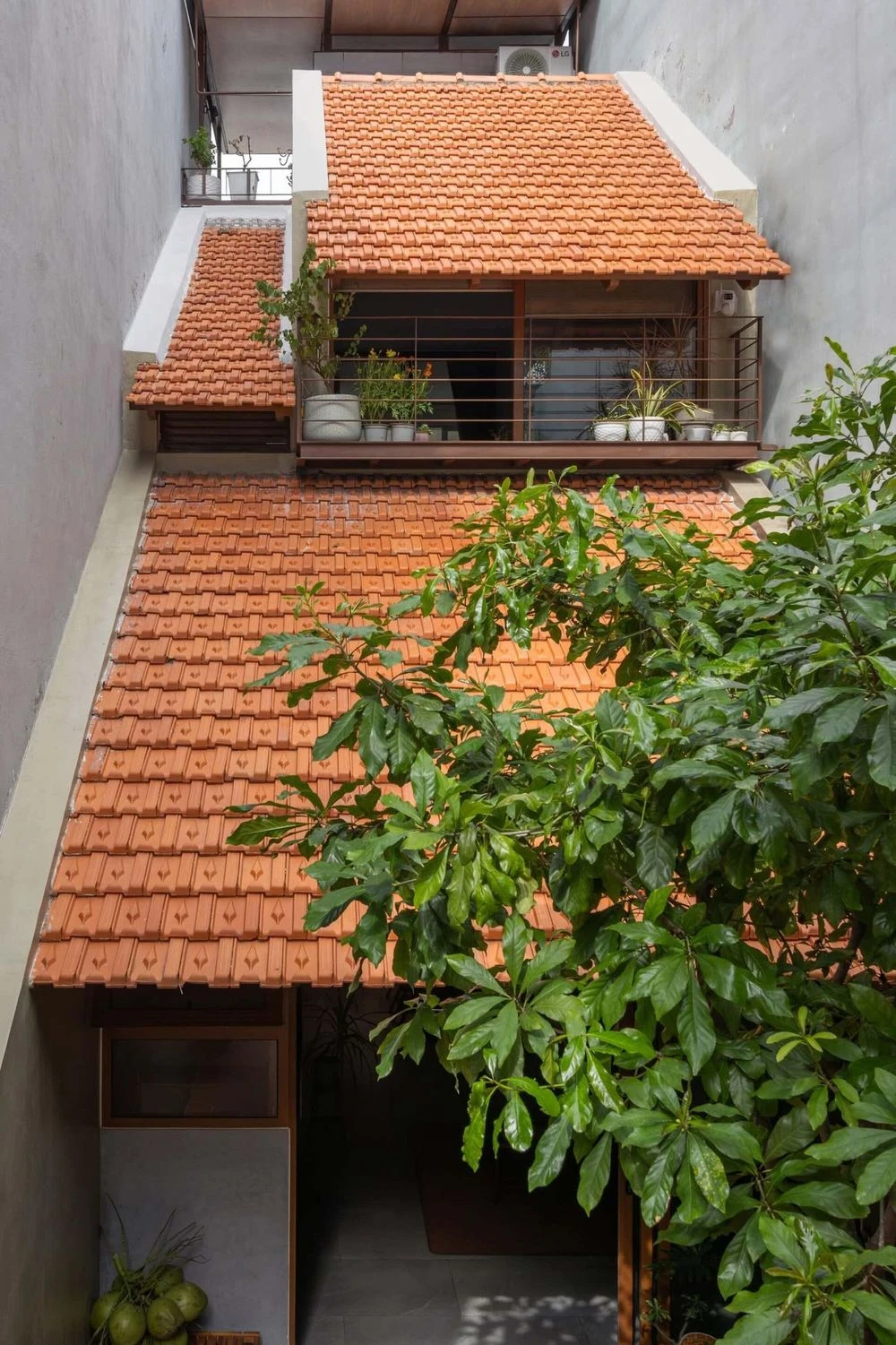 Nhà ngói đỏ 77m2 nhìn chẳng giống ai, lọt thỏm giữa phố của vợ chồng TPHCM - Hình 6