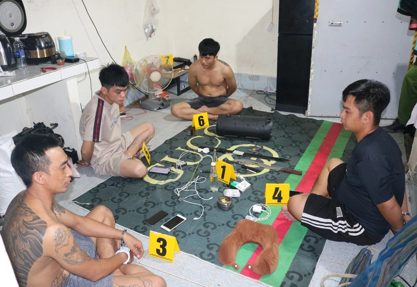 Tạm giữ nhóm sử dụng ma túy có nhiều dao và 1 vật nghi là súng - Hình 1