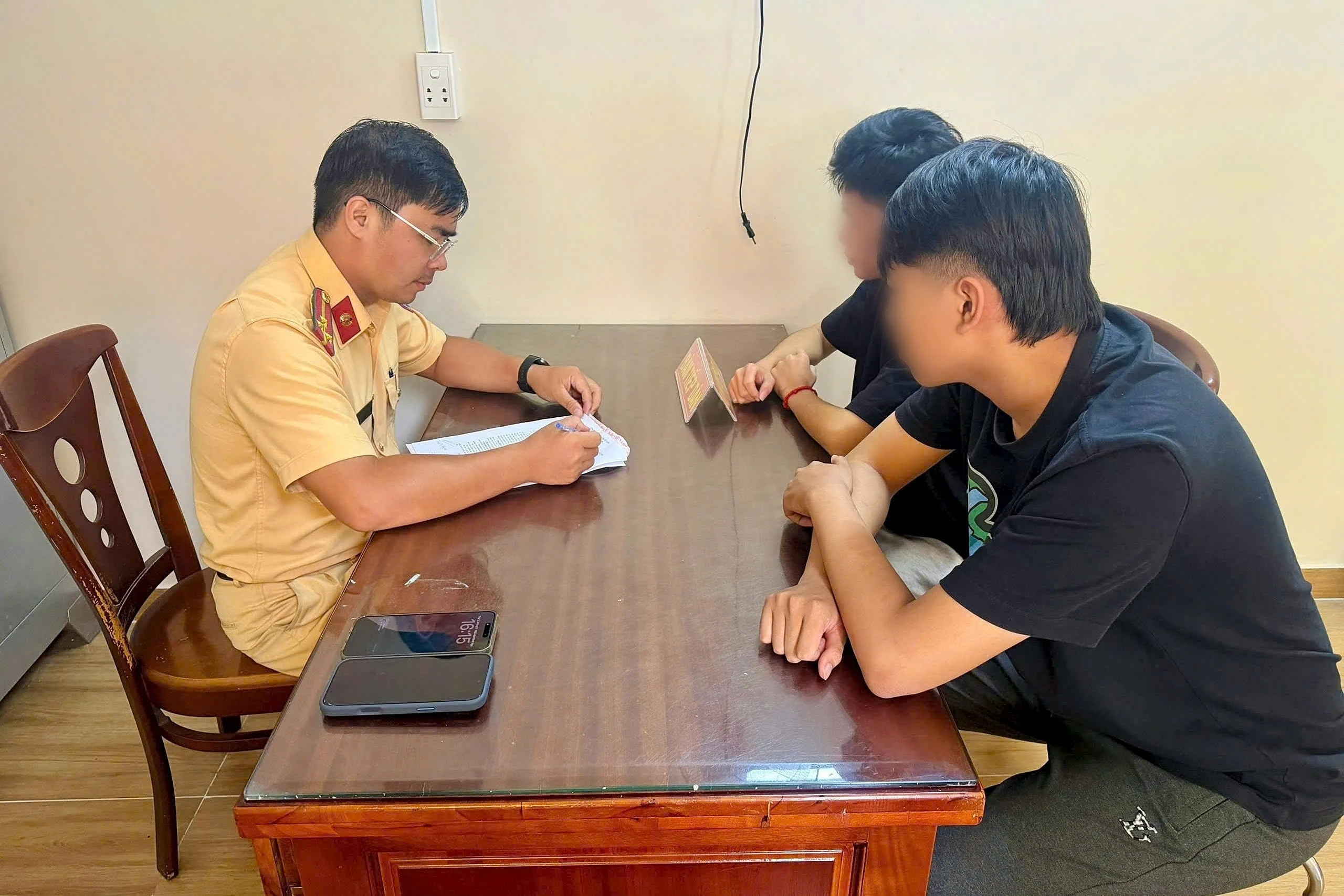 TikToker ở TPHCM bị xử phạt sau khi bốc đầu xe quay clip - Hình 2