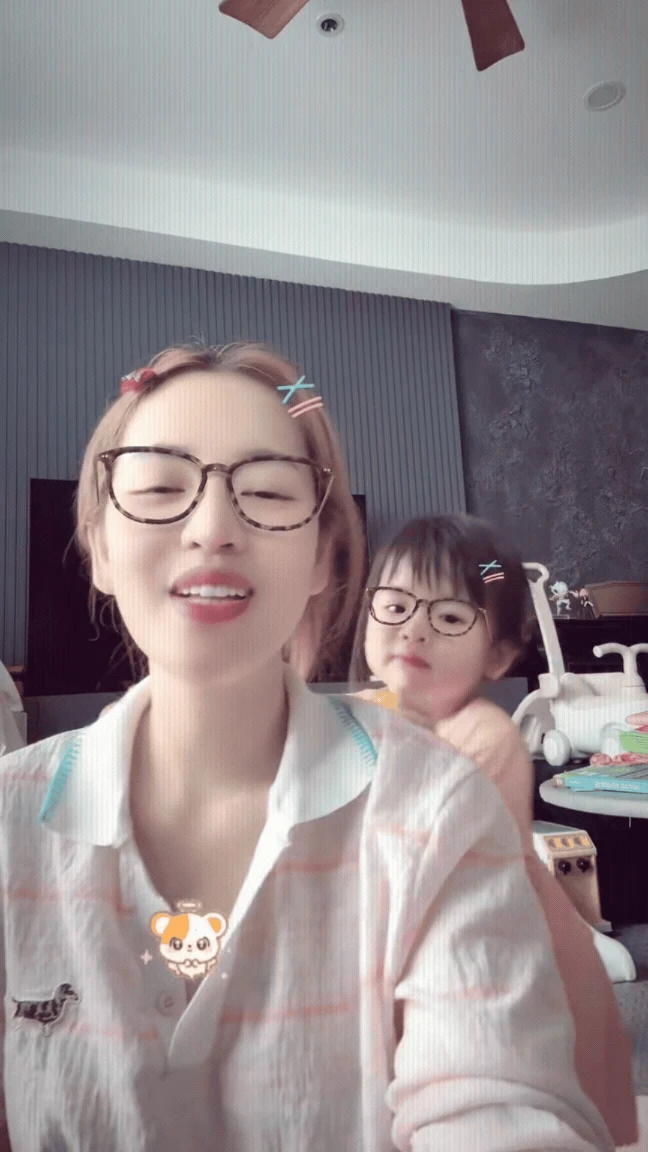 Giây phút con gái Puka bày tỏ tình cảm với mẹ gây bão mạng xã hội - Hình 1