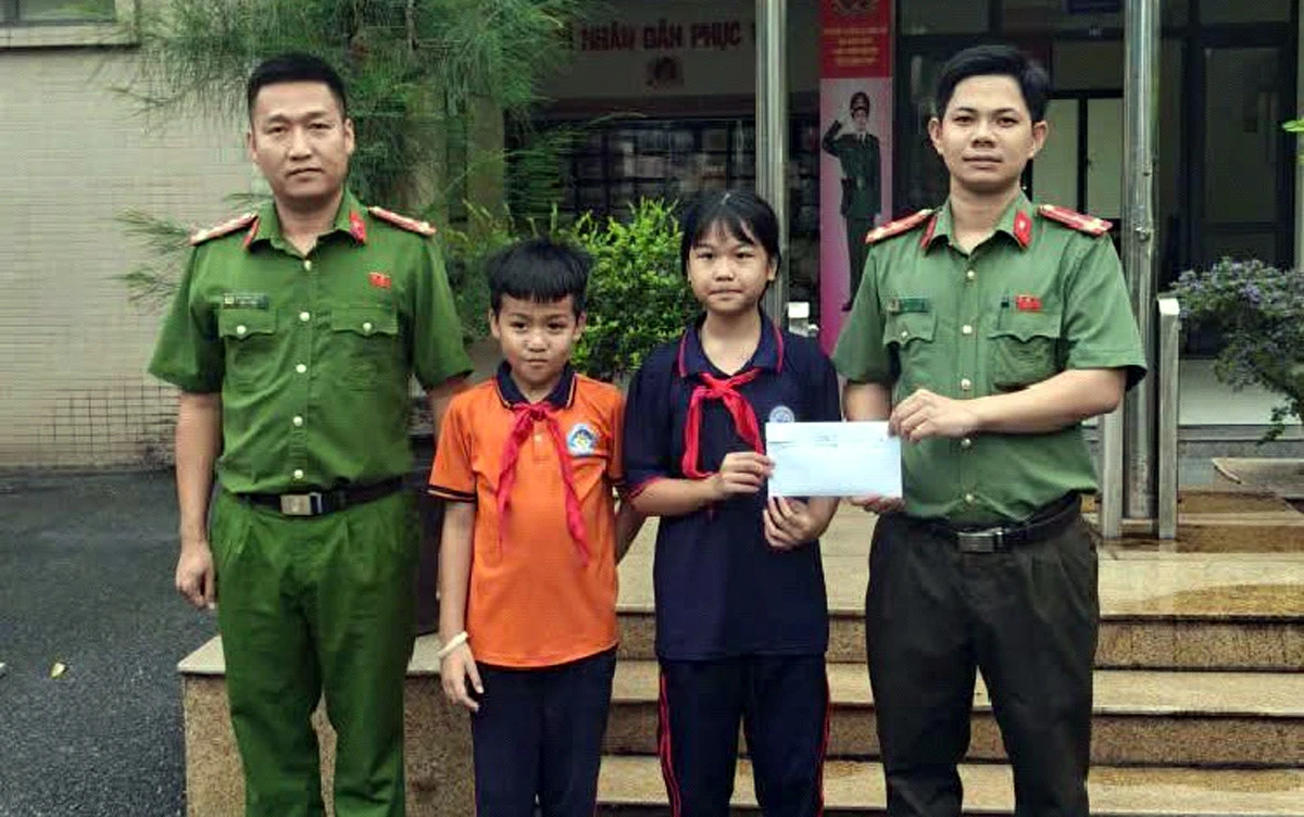 Hai học sinh Hà Nội mang 32 triệu đồng nhặt được đến công an tìm chủ nhân - Hình 1