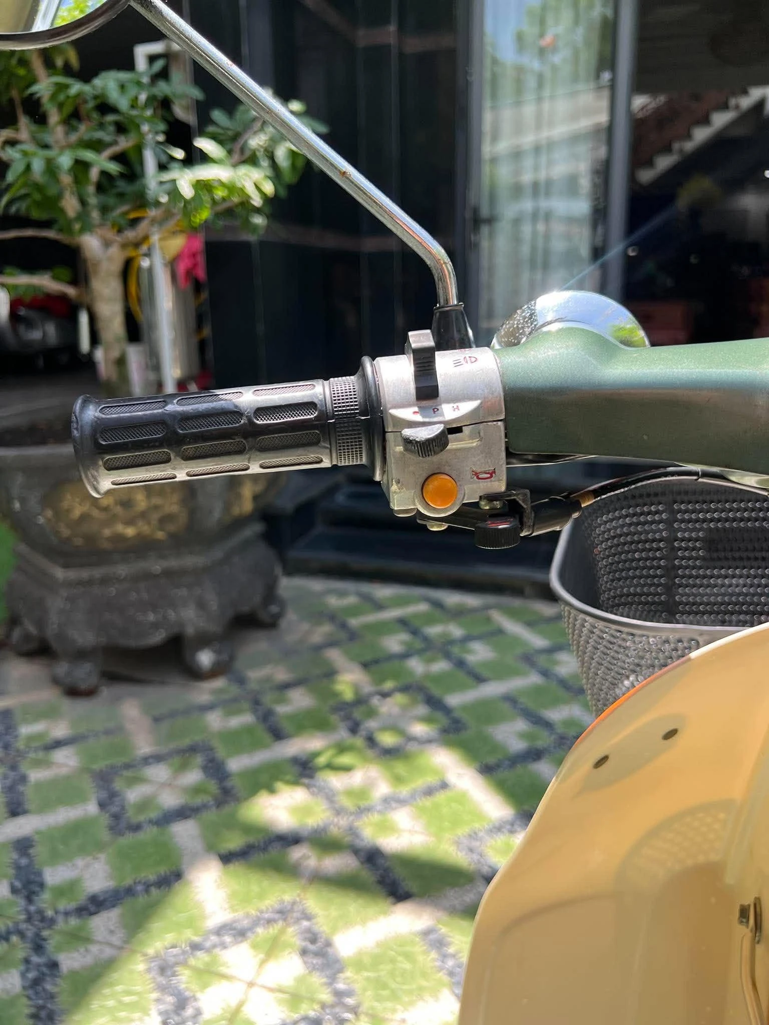 Honda Cub 81/70cc đời 1980 giá đắt 420 triệu đồng gây sốt - Hình 7