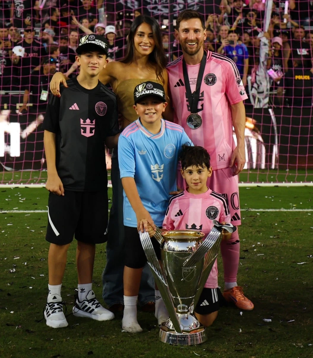 Khổ như Messi: Nuôi anti-fan trong nhà, toàn bị cà khịa - Hình 3