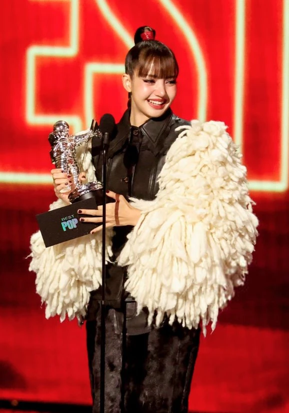 Lisa (BLACKPINK) lên đồ chặt chém đến VMAs 2026 rồi nhẹ nhàng làm nên lịch sử - Hình 7