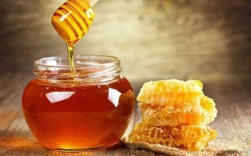 Môi khô, bong tróc hay xỉn màu: Có thể chăm sóc tại nhà thế nào? - Hình 1