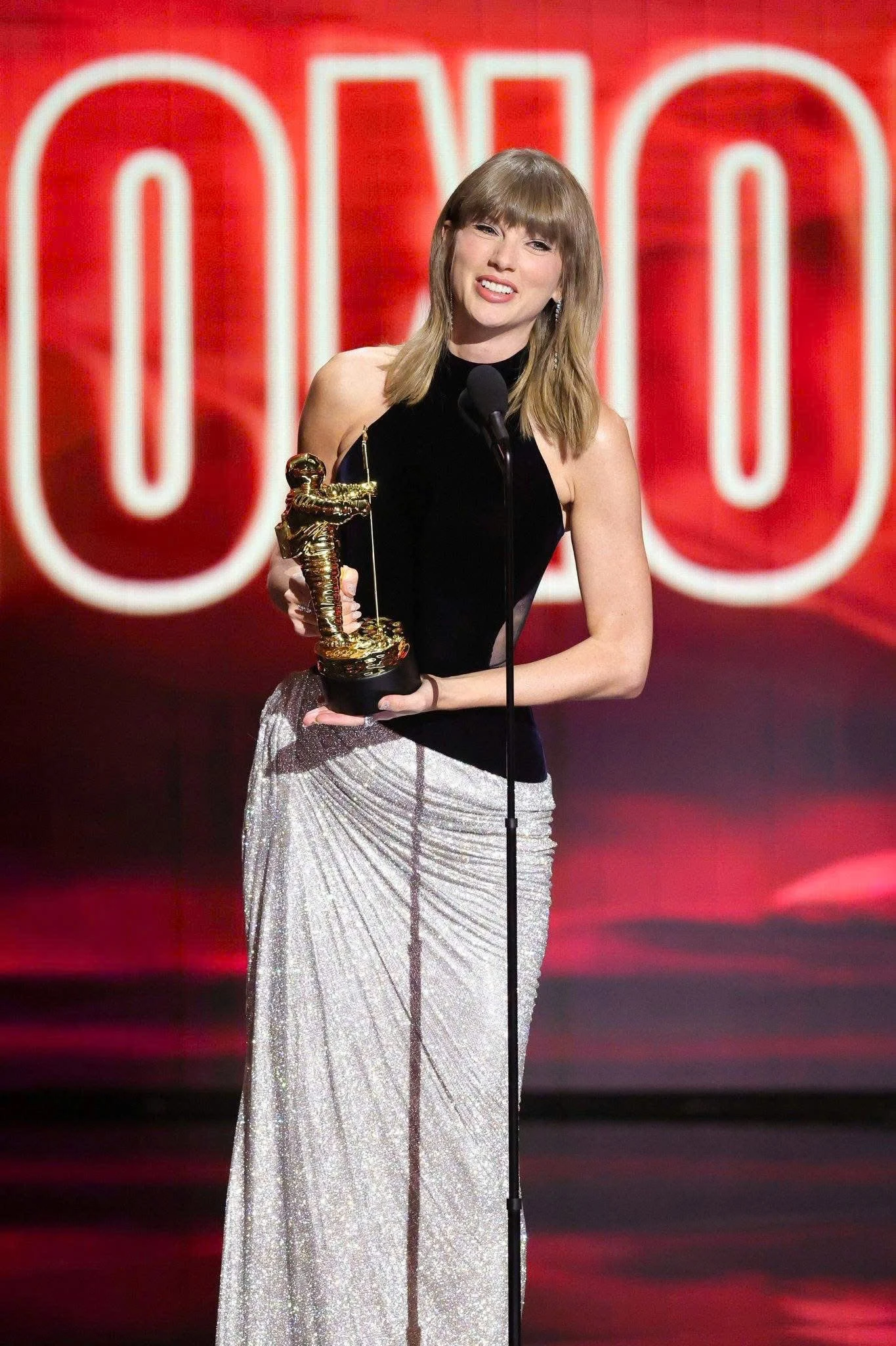 Taylor Swift biến lễ trao giải hàng đầu nước Mỹ thành sân sau - Hình 4