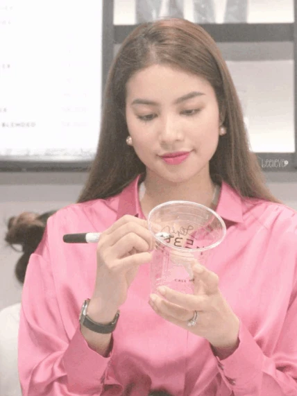 Hoa hậu Vbiz mở quán trà sữa ở đường Huỳnh Thúc Kháng, ngày khai trương bị nhóm người lạ tạt mắm tôm - Hình 1