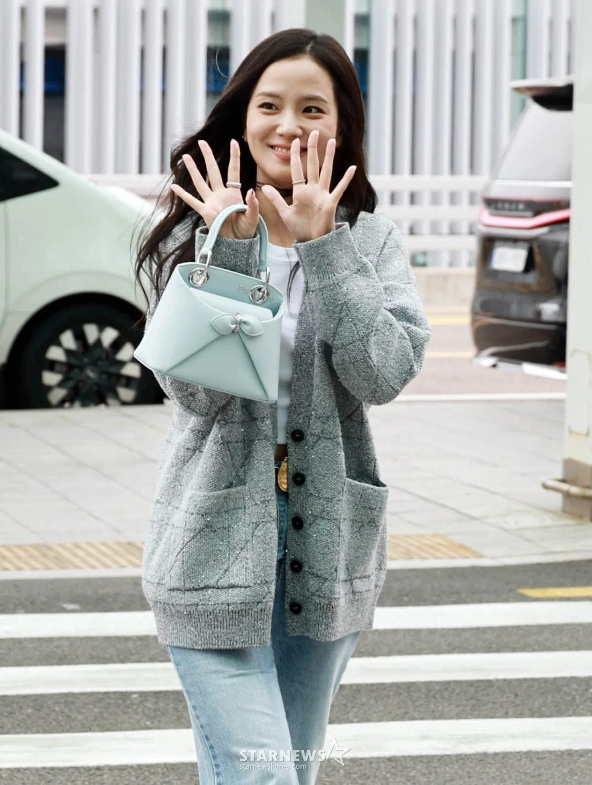 Jisoo làm gì giữa lúc lộ cả tá hint hẹn hò với nam thần sinh năm 93? - Hình 2