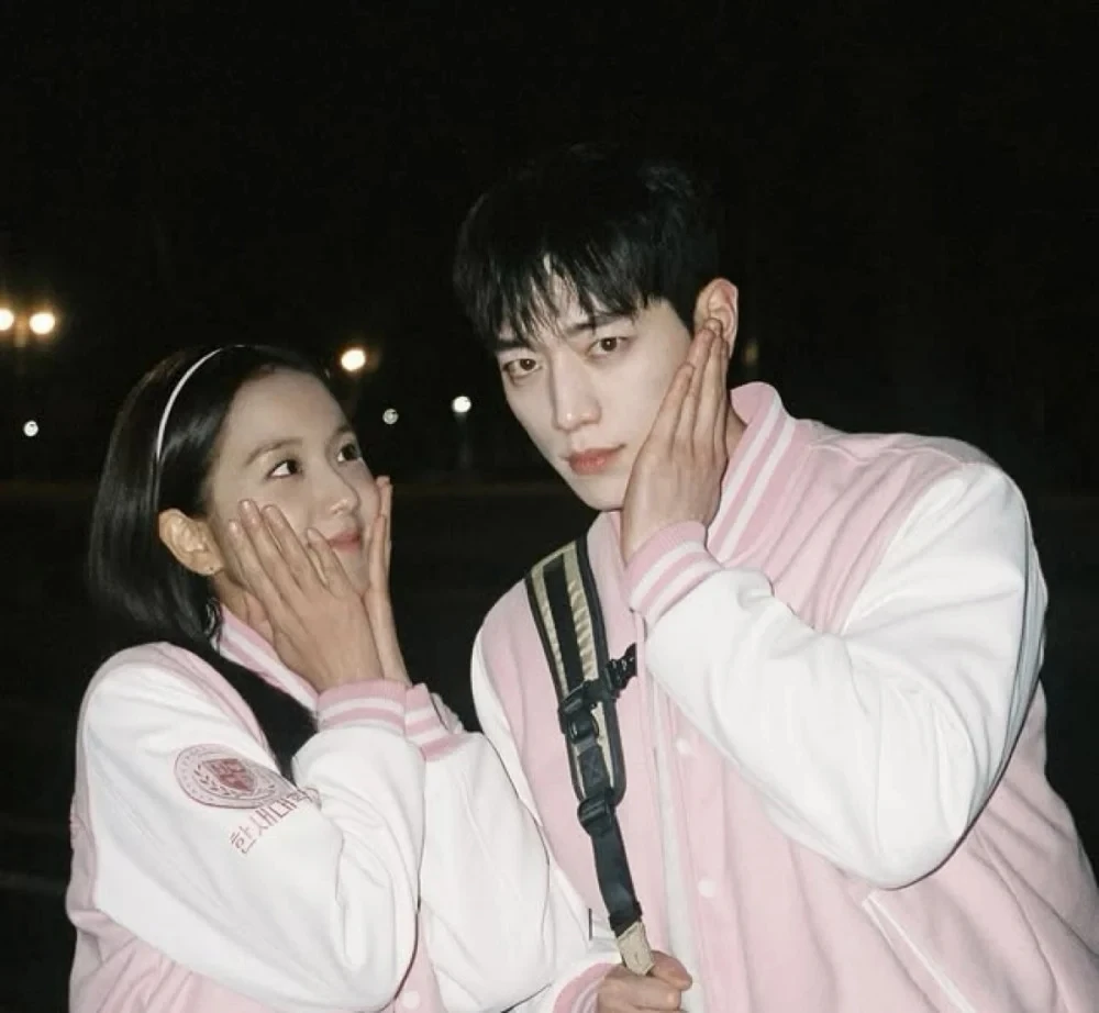 Jisoo làm gì giữa lúc lộ cả tá hint hẹn hò với nam thần sinh năm 93? - Hình 7