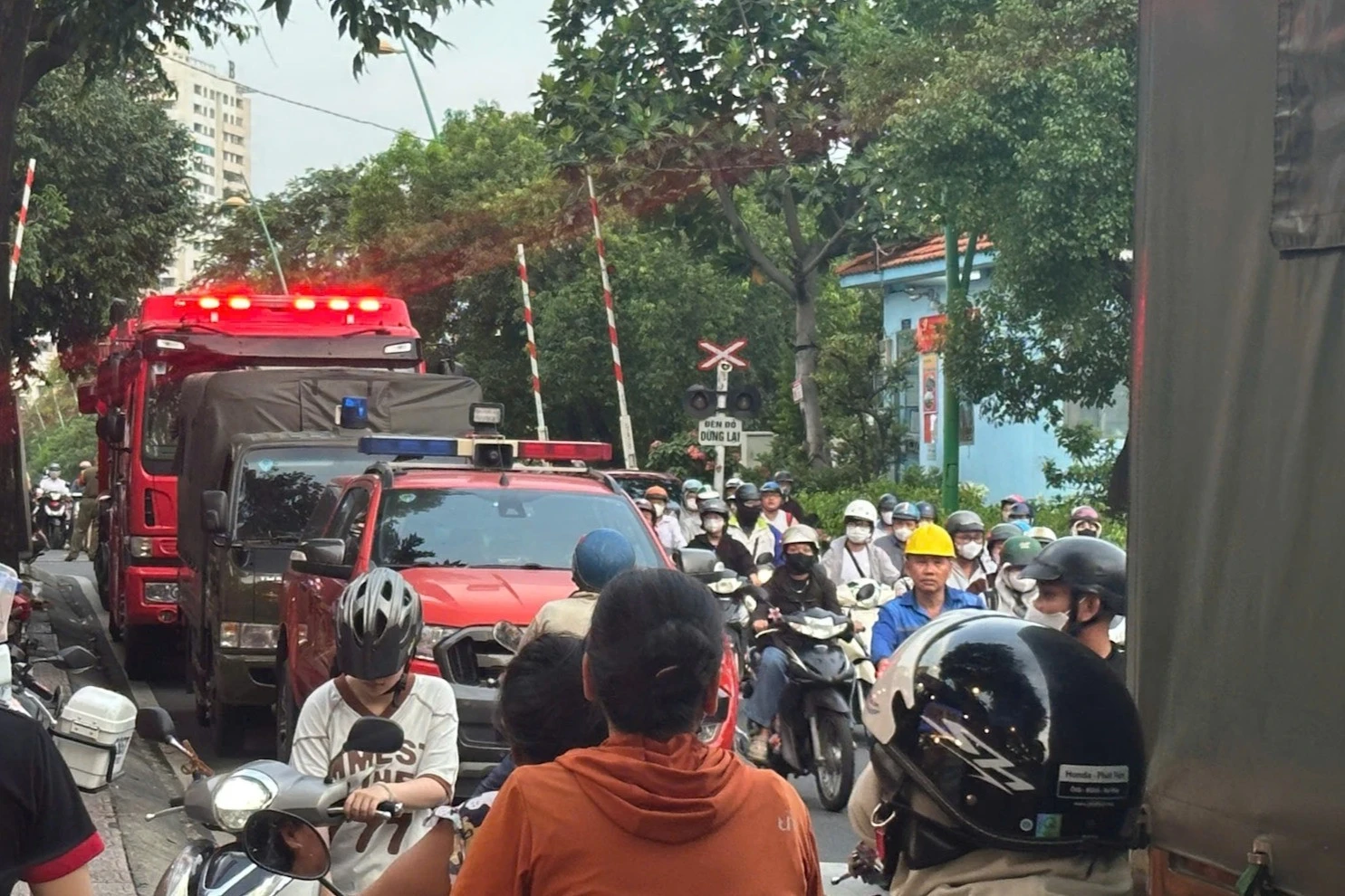 Sập gác gỗ trong hẻm ở TPHCM, hai người mắc kẹt - Hình 2