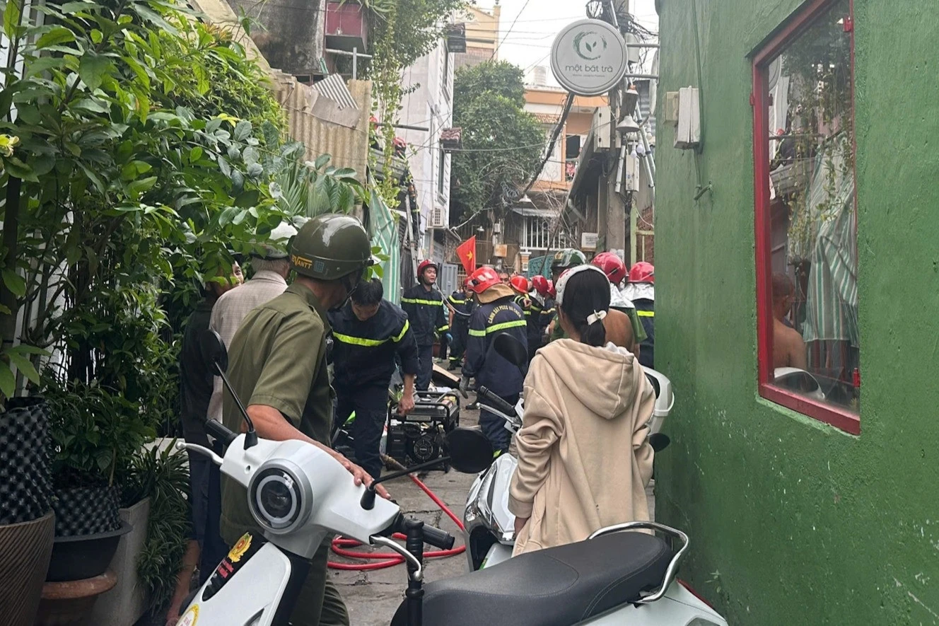 Sập gác gỗ trong hẻm ở TPHCM, hai người mắc kẹt - Hình 1