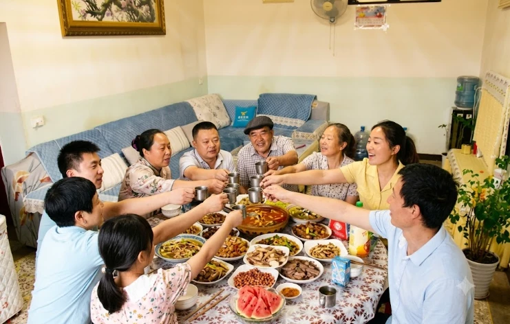 Tôi chia mảnh đất thành 3 phần, định nhường hết cho các con rồi đi thuê nhà, nhưng lời con trưởng khiến tôi bất ngờ và rưng rưng nước mắt - Hình 1