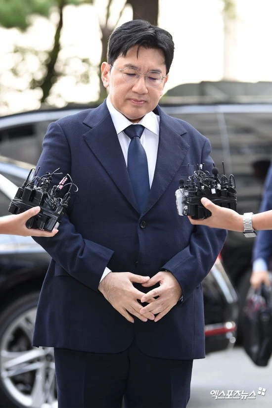 Căng: Cha đẻ BTS bị truy tố hình sự vì số tiền 5.000 tỷ đồng, Interpol truy nã đỏ 1 cựu giám đốc HYBE đã bỏ trốn - Hình 2