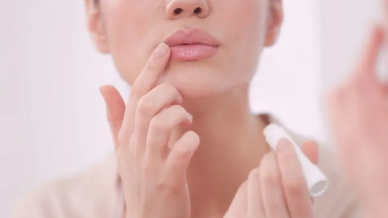 Môi khô, bong tróc và xỉn màu? 4 bước chăm sóc đơn giản giúp đôi môi mềm mịn, hồng hào - Hình 2