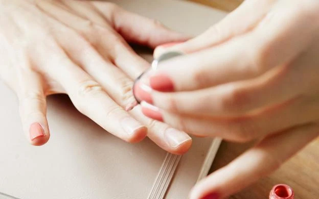 Nên làm móng bao lâu một lần? 4 dấu hiệu cảnh báo móng đang kêu cứu, chị em nên lưu ý - Hình 1