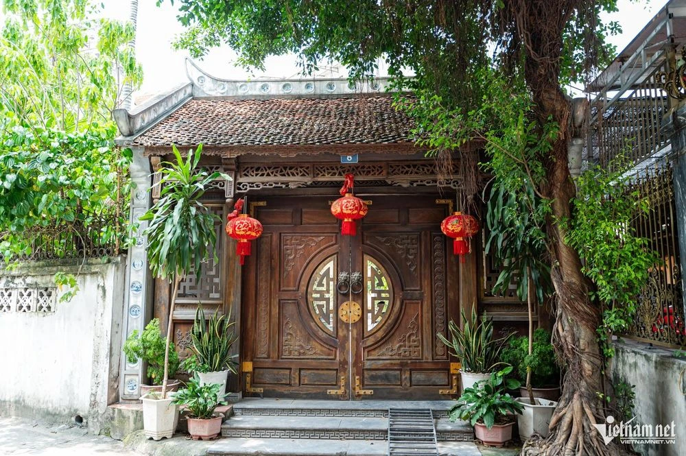 Ngôi nhà 110m2 cất giữ nhiều món đồ trăm năm tuổi của cụ ông U100 ở Hà Nội - Hình 1