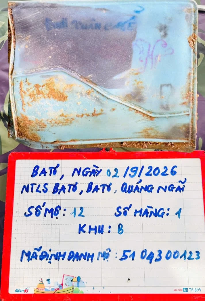 Phát hiện ảnh cô gái, ví da có tên Đinh Xuân Mễ tại nghĩa trang liệt sĩ - Hình 1