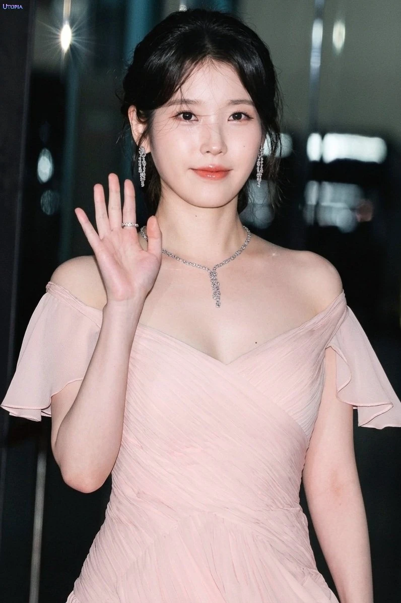Vừa chia tay Lee Jong Suk, IU đã để ý mỹ nam này? - Hình 5
