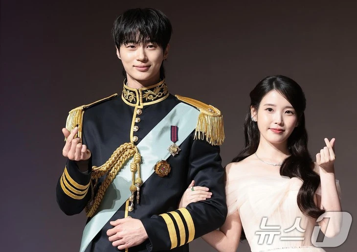 Vừa chia tay Lee Jong Suk, IU đã để ý mỹ nam này? - Hình 1