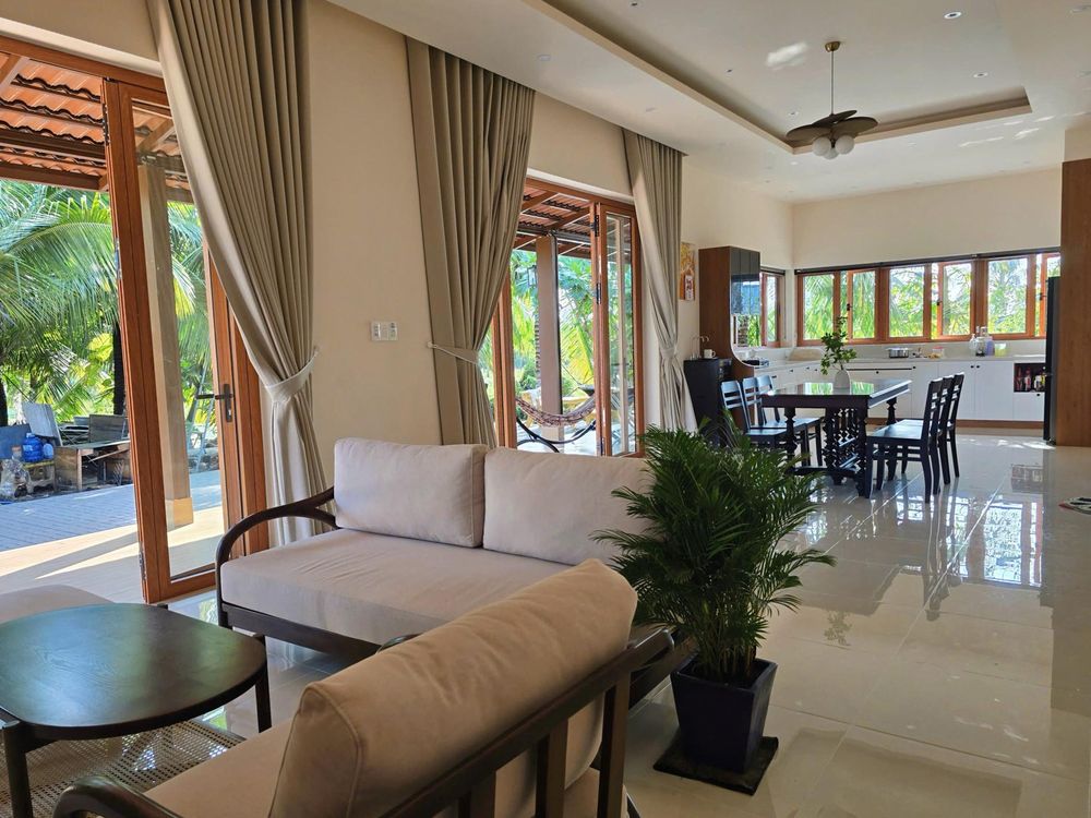 3 chị em ở Đồng Tháp cải tạo nhà 70 năm tuổi tặng bố mẹ, lắp hơn 200 bóng đèn - Hình 5