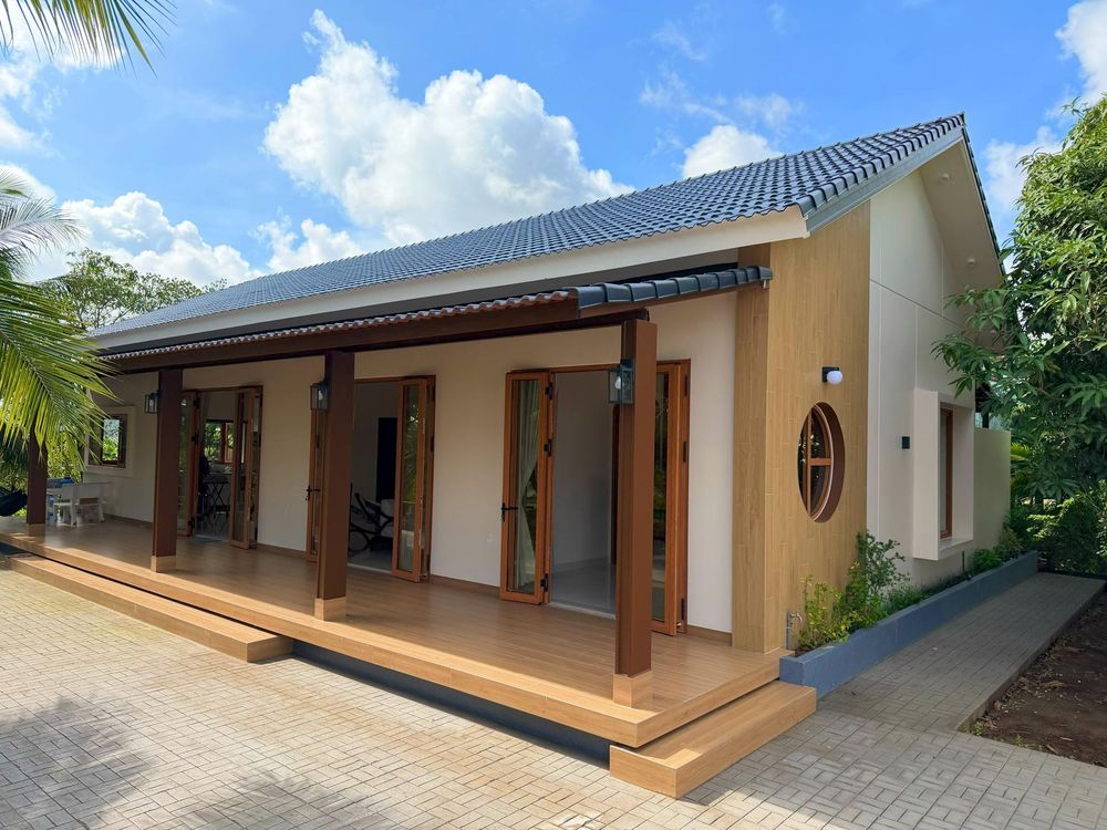 3 chị em ở Đồng Tháp cải tạo nhà 70 năm tuổi tặng bố mẹ, lắp hơn 200 bóng đèn - Hình 2