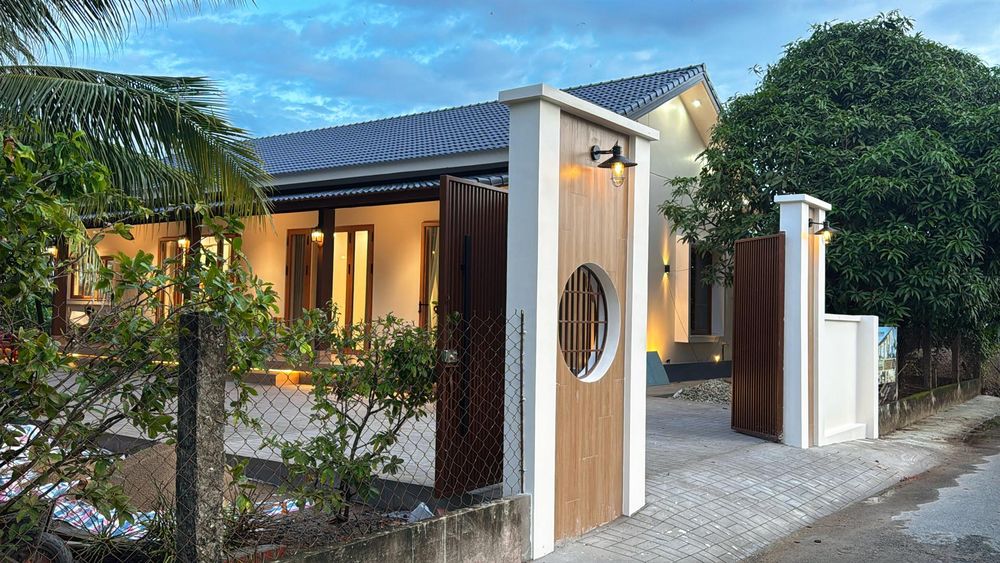 3 chị em ở Đồng Tháp cải tạo nhà 70 năm tuổi tặng bố mẹ, lắp hơn 200 bóng đèn - Hình 3