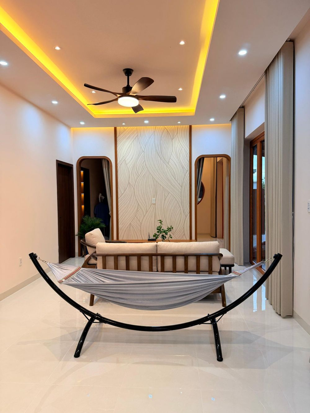3 chị em ở Đồng Tháp cải tạo nhà 70 năm tuổi tặng bố mẹ, lắp hơn 200 bóng đèn - Hình 13