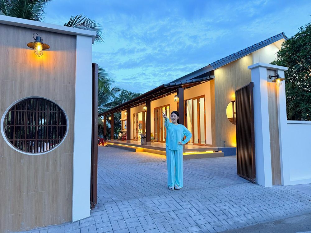 3 chị em ở Đồng Tháp cải tạo nhà 70 năm tuổi tặng bố mẹ, lắp hơn 200 bóng đèn - Hình 4