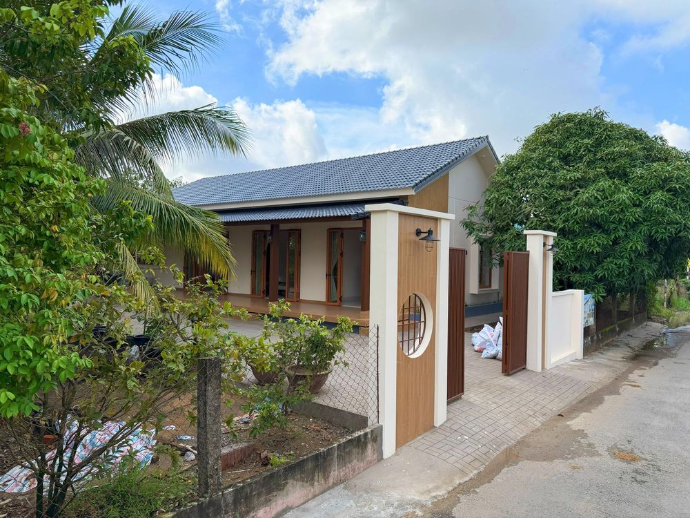 3 chị em ở Đồng Tháp cải tạo nhà 70 năm tuổi tặng bố mẹ, lắp hơn 200 bóng đèn - Hình 12