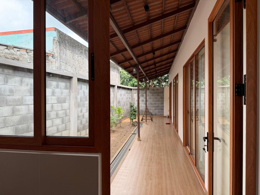 3 chị em ở Đồng Tháp cải tạo nhà 70 năm tuổi tặng bố mẹ, lắp hơn 200 bóng đèn - Hình 9
