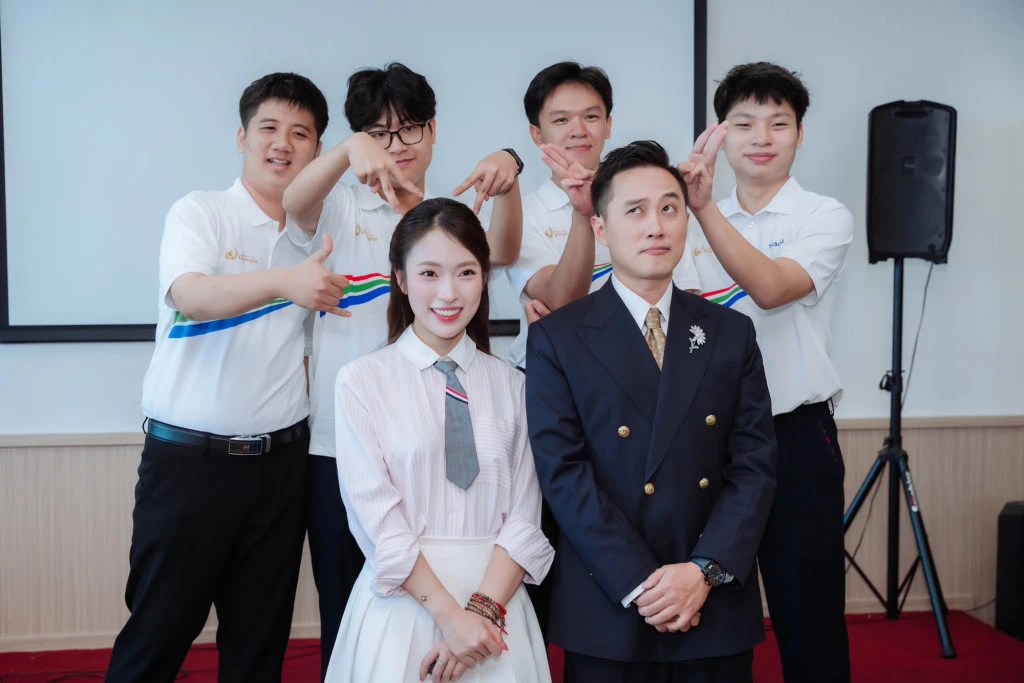 MC Đường Lên Đỉnh Olympia từng là dân chuyên Toán-Tin, tốt nghiệp Ngoại giao rồi đi làm bảo hiểm - Hình 4