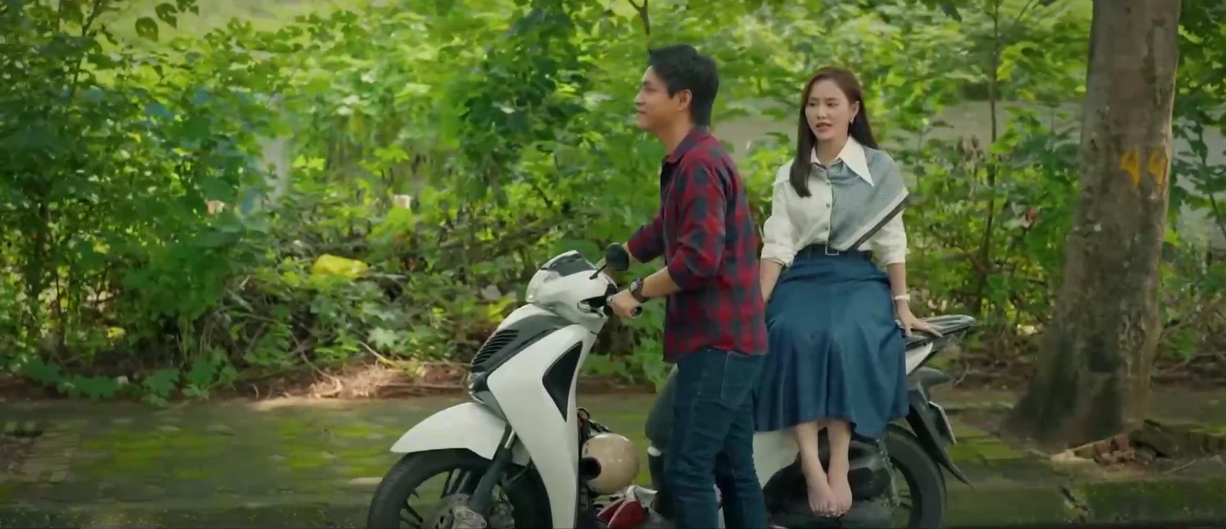 Mùa hè năm ấy - Tập 23: Tùng say xỉn mất kiểm soát với Phương - Hình 2
