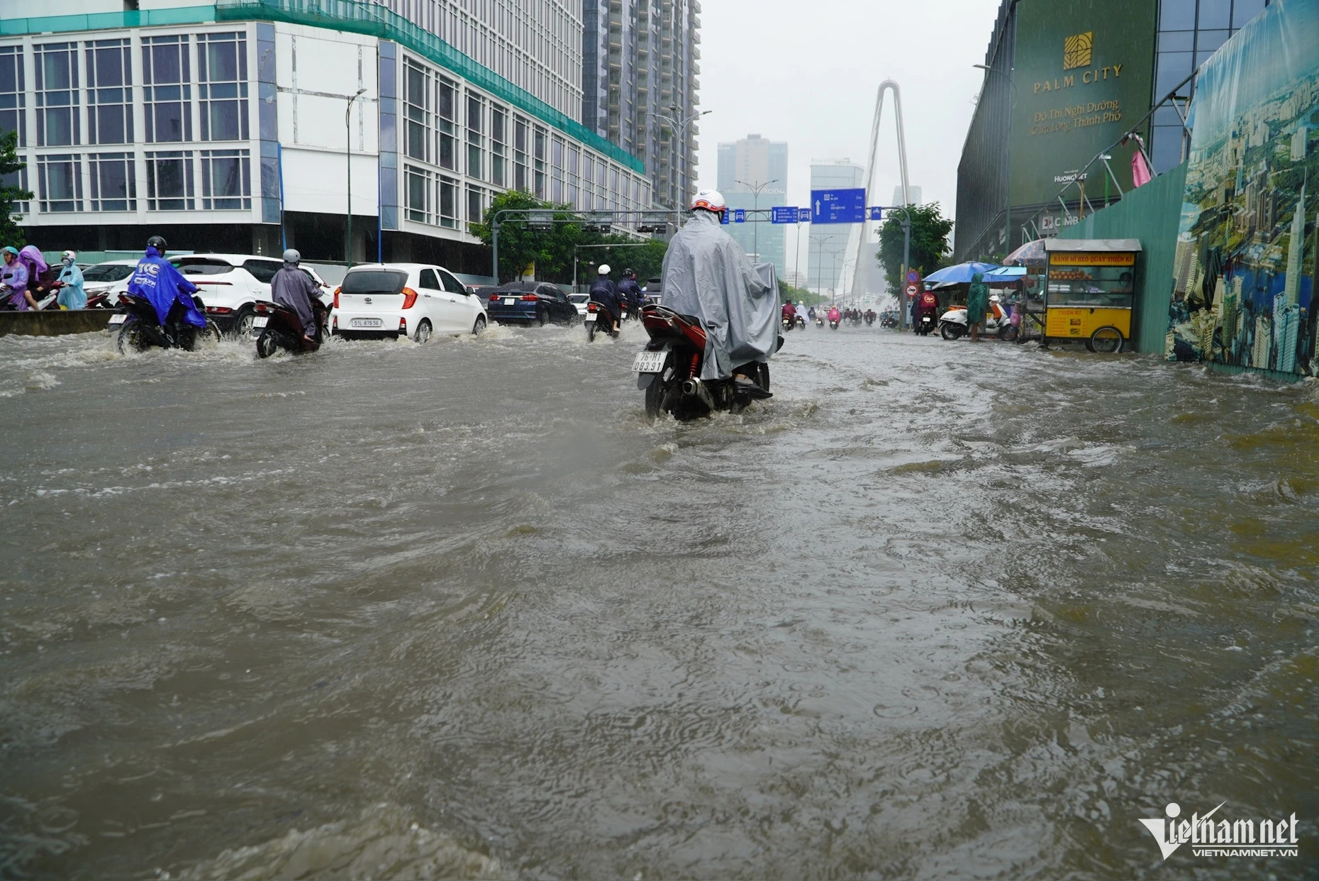 Mưa lớn gây ngập, kẹt xe khắp TPHCM, dòng người nhích từng chút - Hình 4