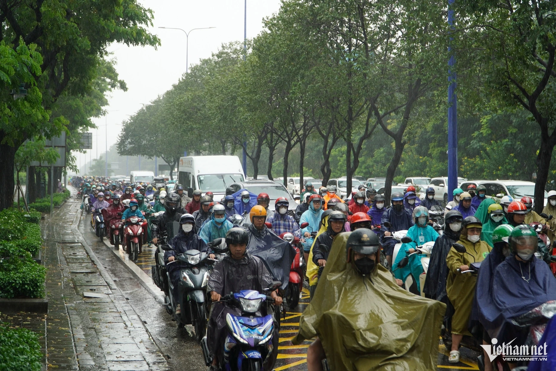 Mưa lớn gây ngập, kẹt xe khắp TPHCM, dòng người nhích từng chút - Hình 3