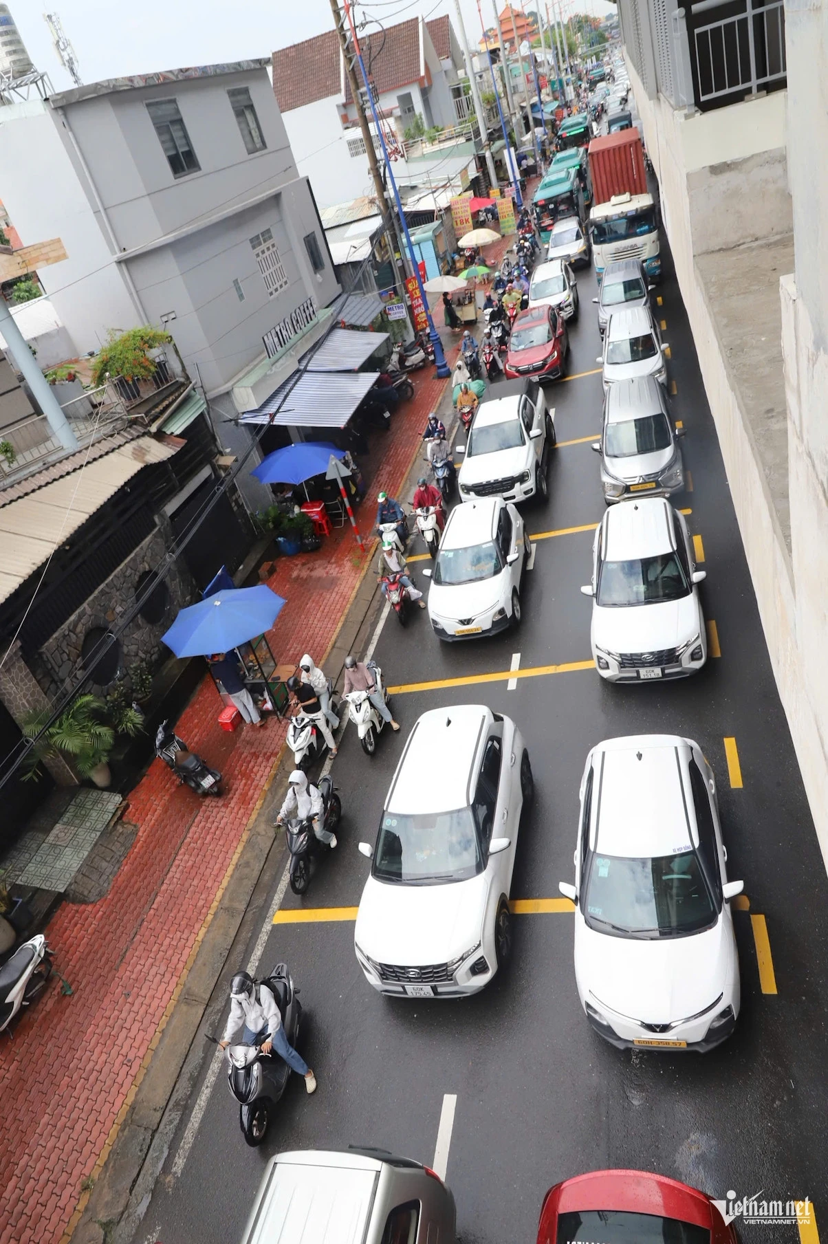 Mưa lớn gây ngập, kẹt xe khắp TPHCM, dòng người nhích từng chút - Hình 10