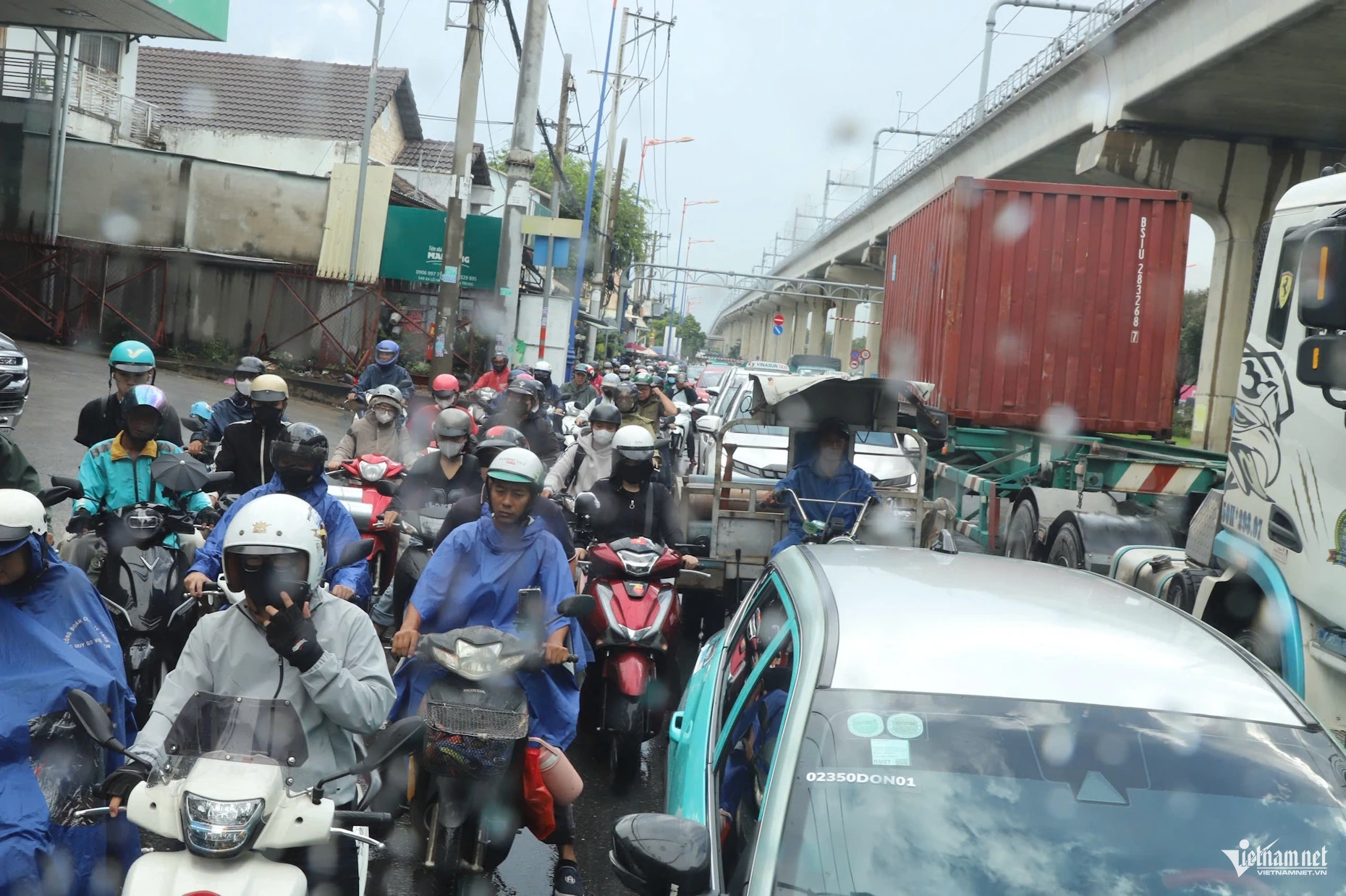 Mưa lớn gây ngập, kẹt xe khắp TPHCM, dòng người nhích từng chút - Hình 11